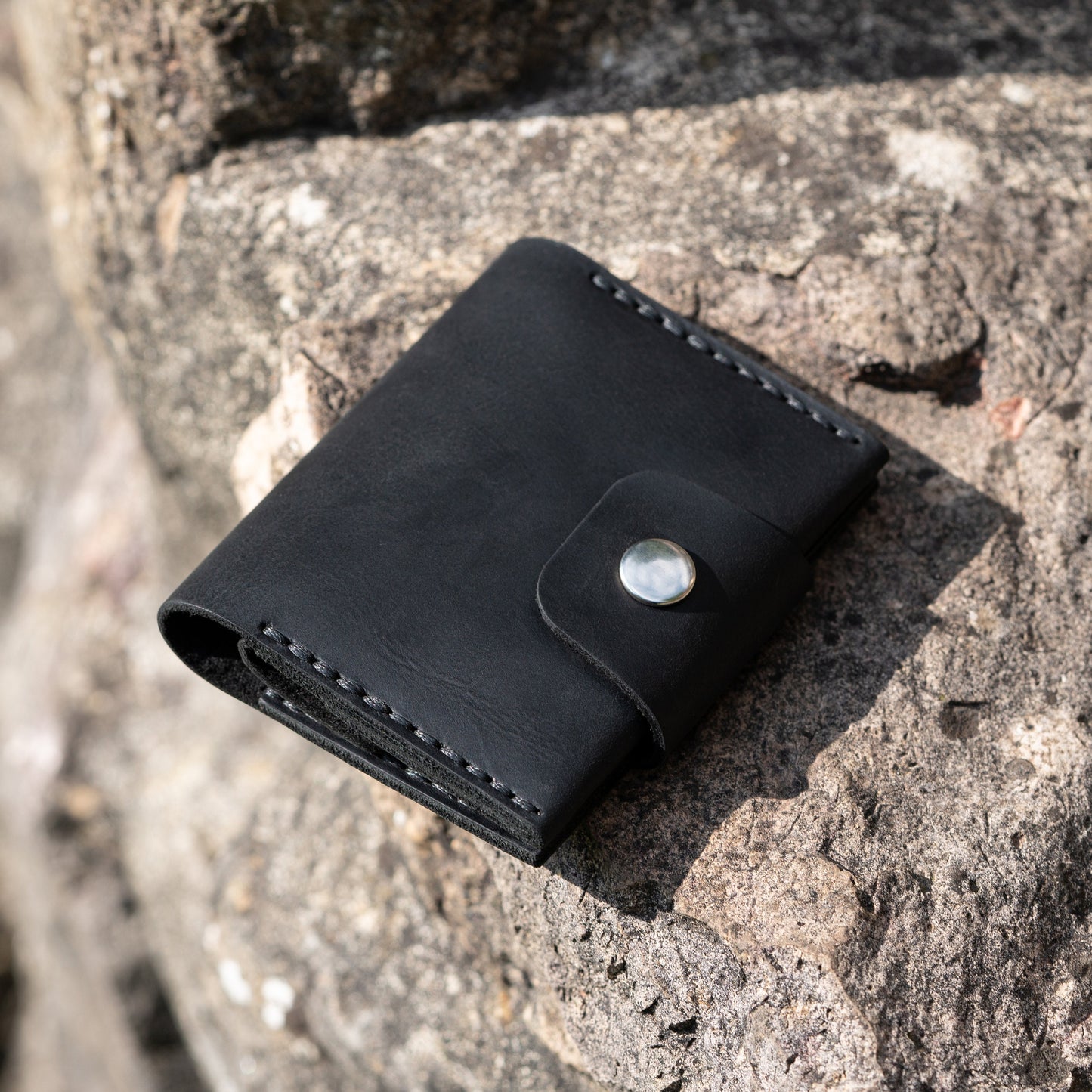 Minimalist Leather Wallet with Coin Pouch - Hand-Stitched, Card & Cash Compartments - Compact Design