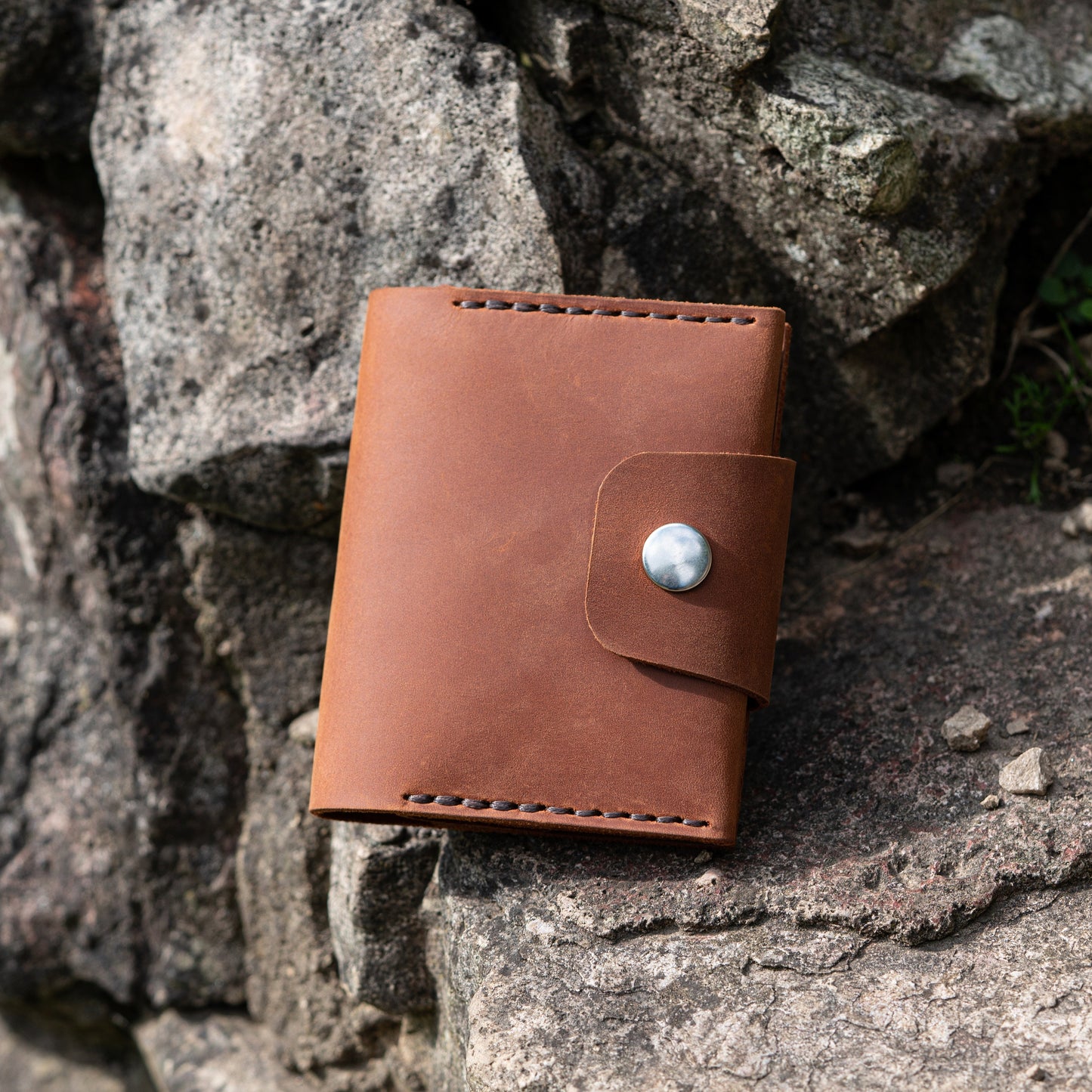 Minimalist Leather Wallet with Coin Pouch - Hand-Stitched, Card & Cash Compartments - Compact Design