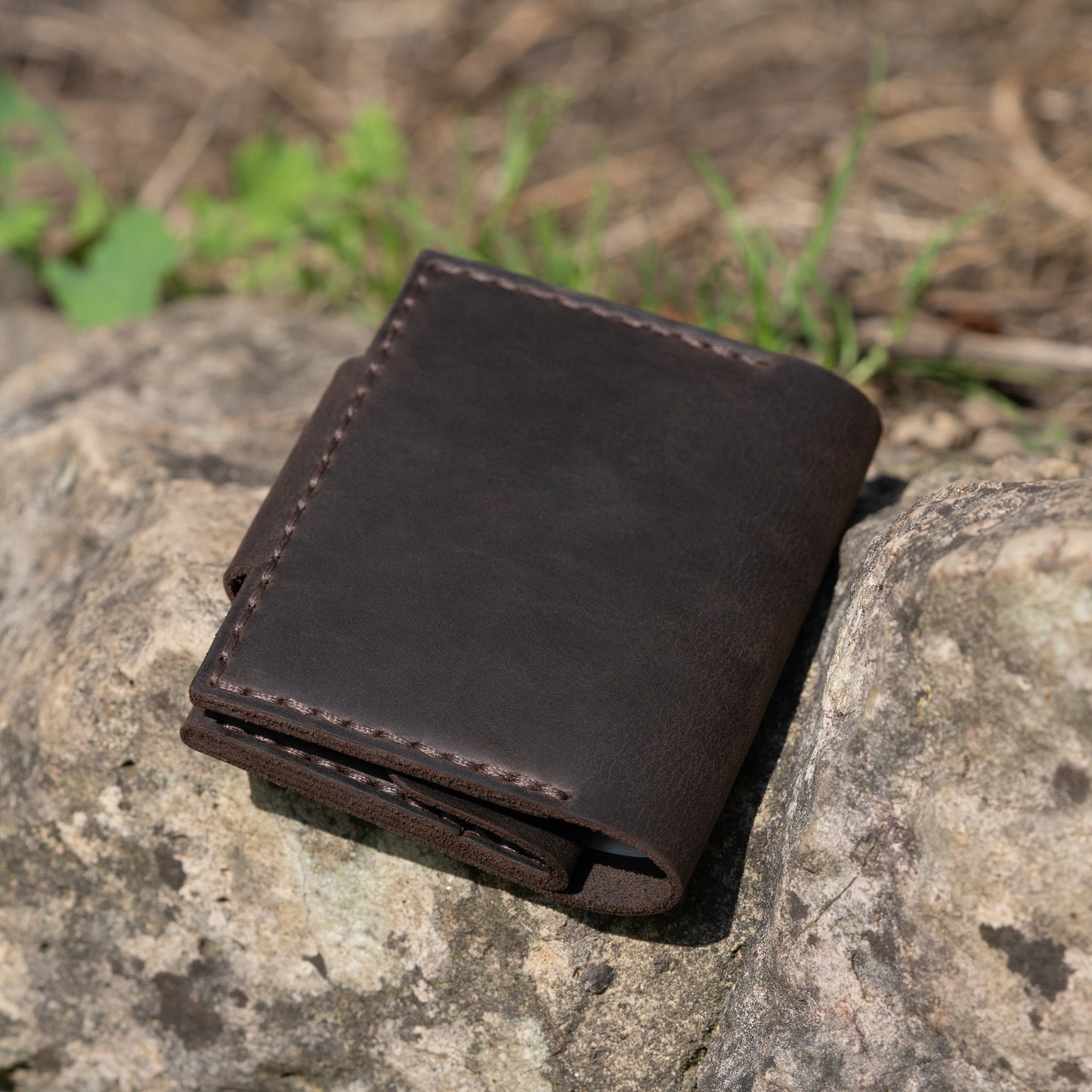 Minimalist Leather Wallet with Coin Pouch - Hand-Stitched, Card & Cash Compartments - Compact Design