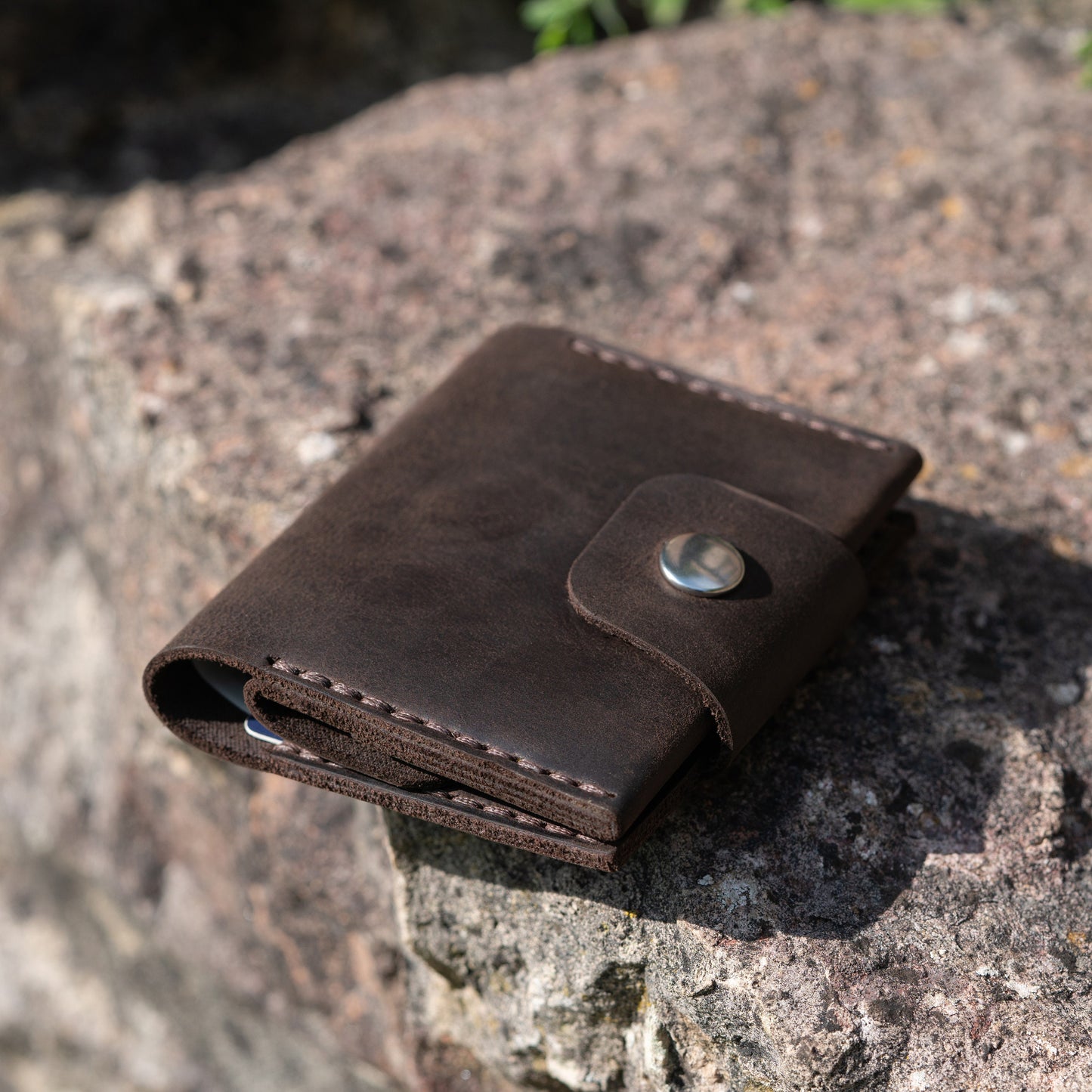Minimalist Leather Wallet with Coin Pouch - Hand-Stitched, Card & Cash Compartments - Compact Design