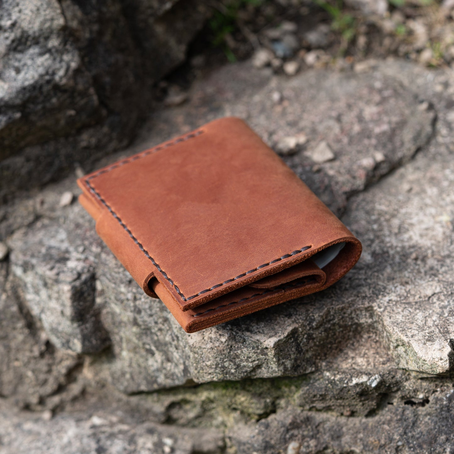 Minimalist Leather Wallet with Coin Pouch - Hand-Stitched, Card & Cash Compartments - Compact Design