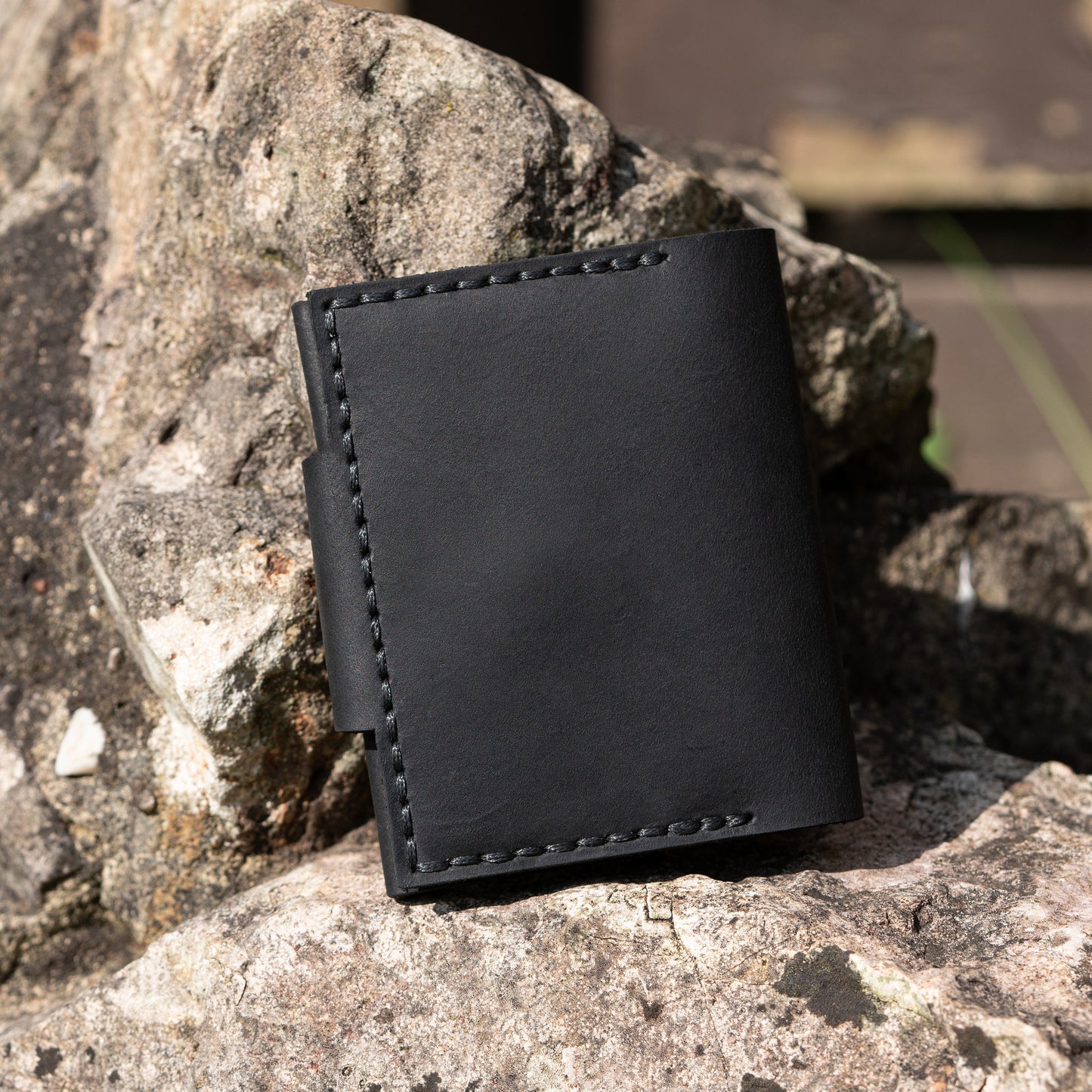 Minimalist Leather Wallet with Coin Pouch - Hand-Stitched, Card & Cash Compartments - Compact Design